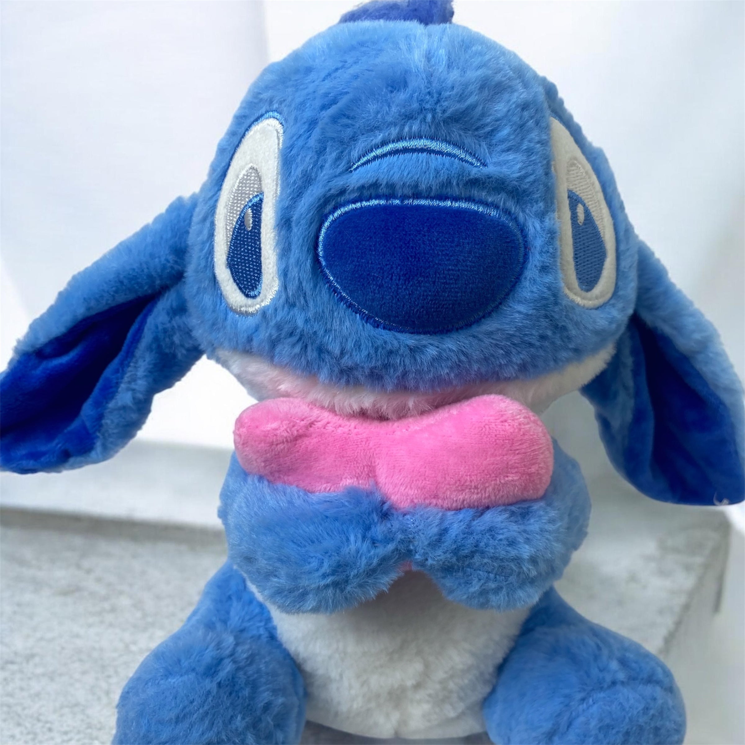 Stitch Plush – Stitch Holding Pink Bow
